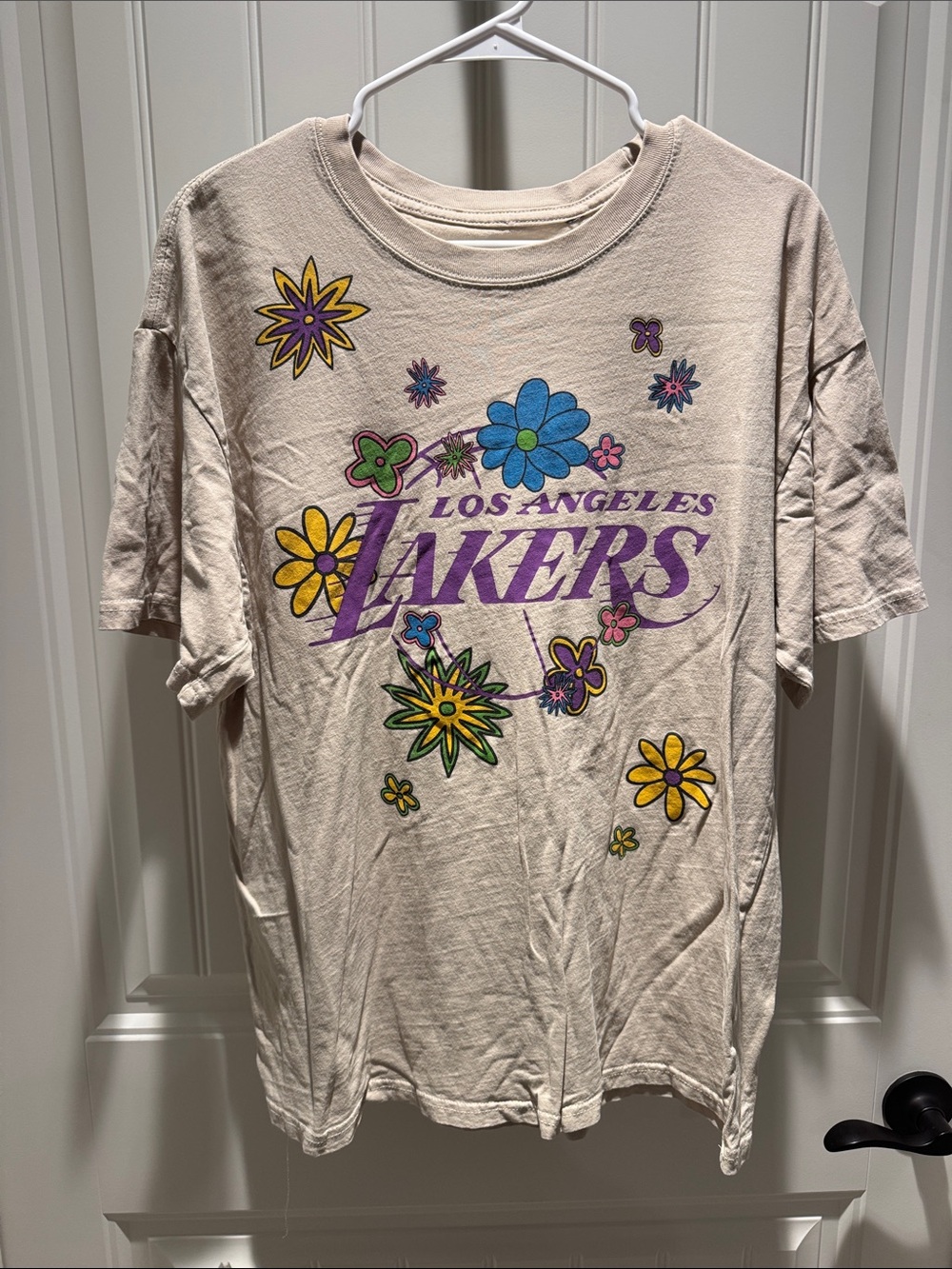 Men’s Large Lakers Beige Graphic Tee with Floral Logo